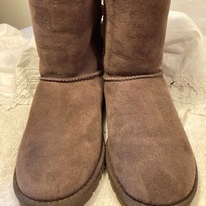 UGG Bailey Brown Boots in size 6. In very good condition. 100%Sheepskin.